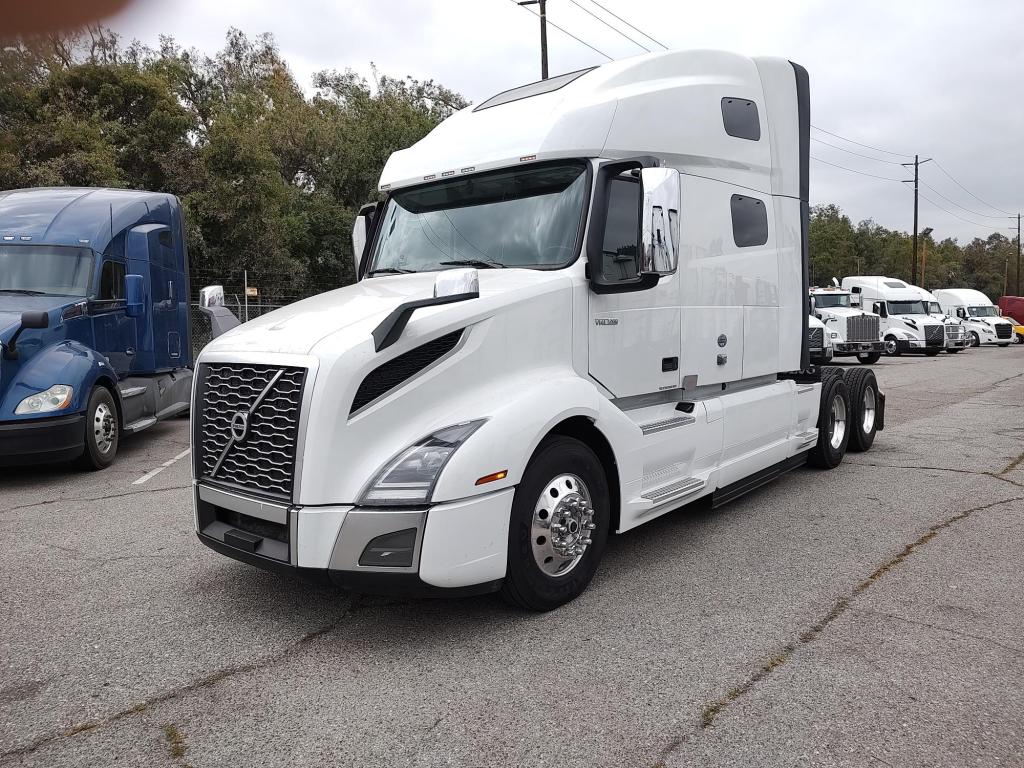 2023 VOLVO VNL64T760